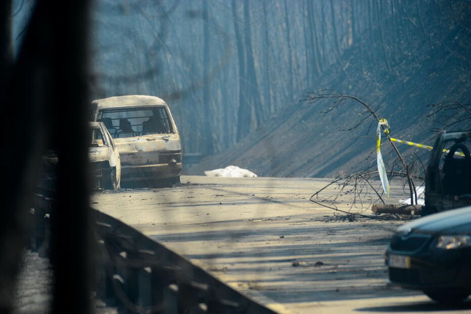 Muitos corpos foram encontrados dentro de carros. Vítimas tentavam fugir quando foram cercadas pelo fogo em Pedrógão Grande