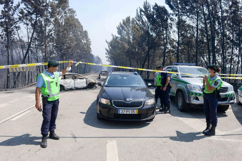 Muitos corpos foram encontrados dentro de carros. Vítimas tentavam fugir quando foram cercadas pelo fogo em Pedrógão Grande