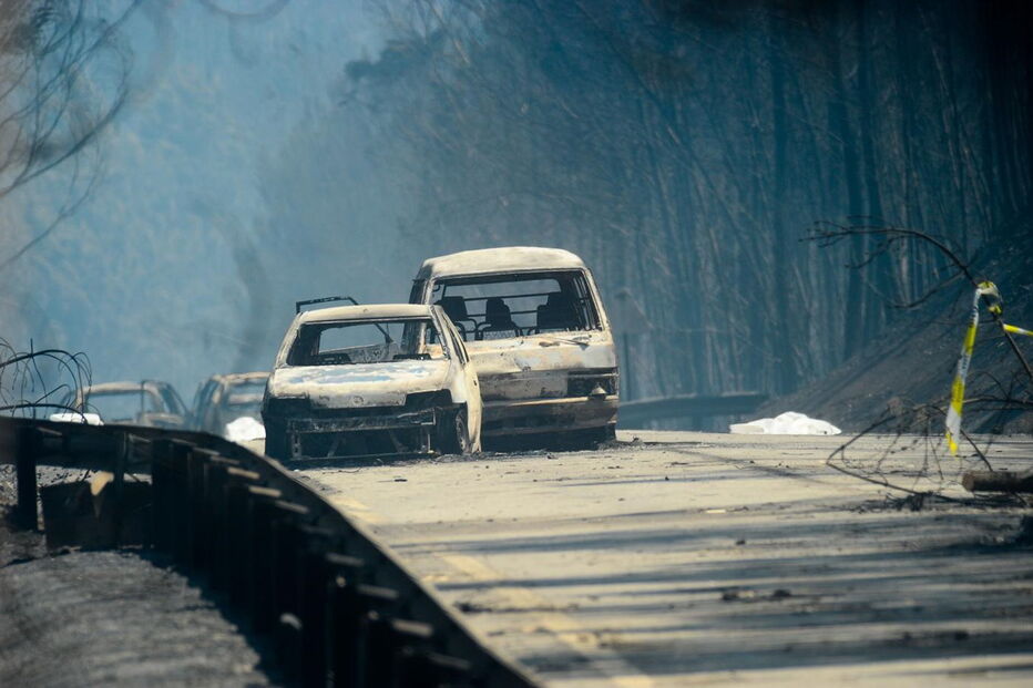 Muitos corpos foram encontrados dentro de carros. Vítimas tentavam fugir quando foram cercadas pelo fogo em Pedrógão Grande