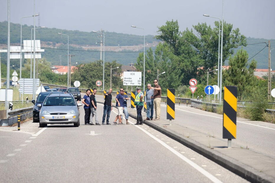 Muitos corpos foram encontrados dentro de carros. Vítimas tentavam fugir quando foram cercadas pelo fogo em Pedrógão Grande