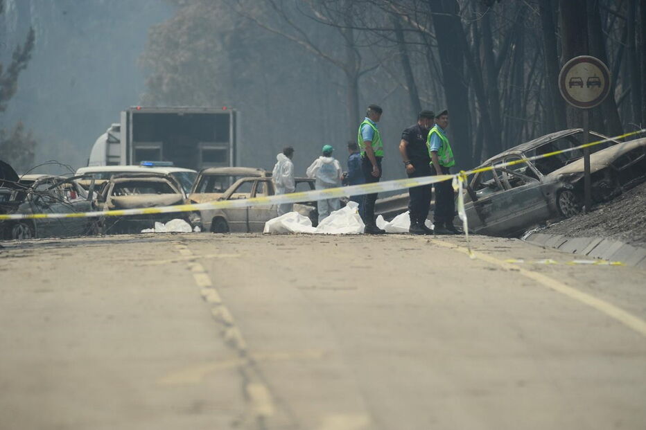 Muitos corpos foram encontrados dentro de carros. Vítimas tentavam fugir quando foram cercadas pelo fogo em Pedrógão Grande