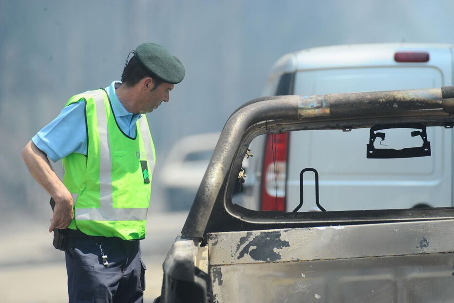 Muitos corpos foram encontrados dentro de carros. Vítimas tentavam fugir quando foram cercadas pelo fogo em Pedrógão Grande
