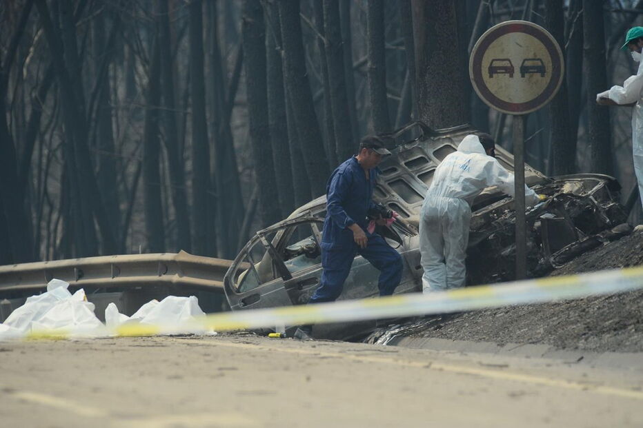 Muitos corpos foram encontrados dentro de carros. Vítimas tentavam fugir quando foram cercadas pelo fogo em Pedrógão Grande