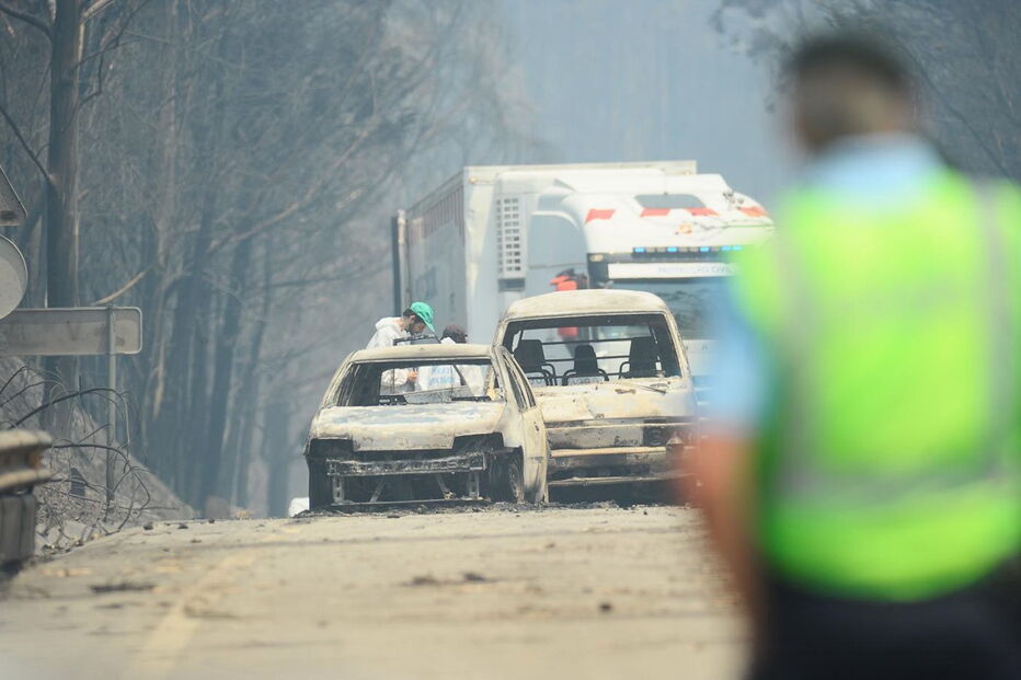 Muitos corpos foram encontrados dentro de carros. Vítimas tentavam fugir quando foram cercadas pelo fogo em Pedrógão Grande