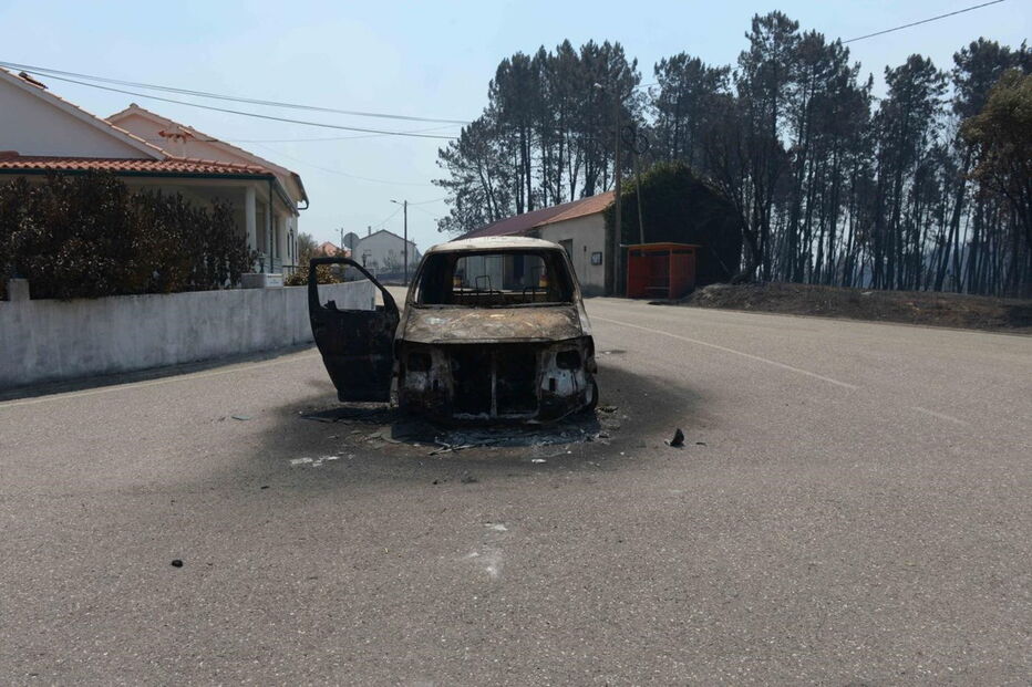Muitos corpos foram encontrados dentro de carros. Vítimas tentavam fugir quando foram cercadas pelo fogo em Pedrógão Grande