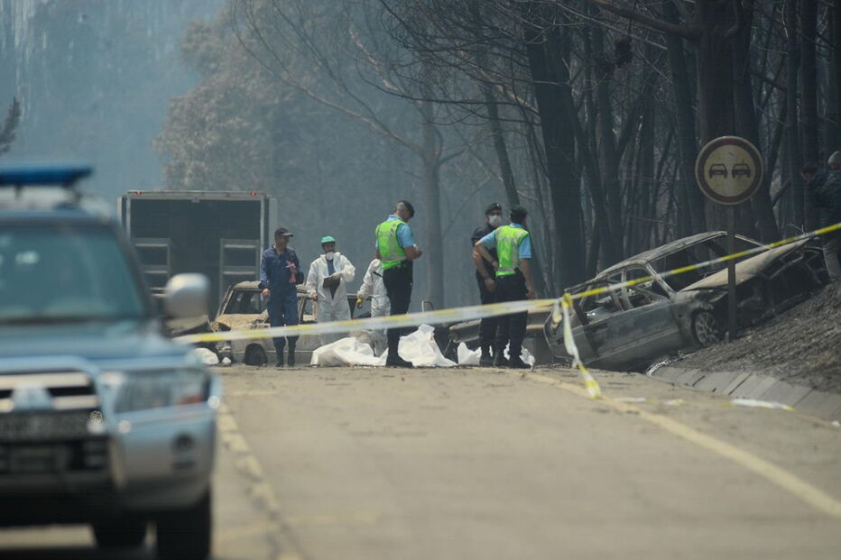 Muitos corpos foram encontrados dentro de carros. Vítimas tentavam fugir quando foram cercadas pelo fogo em Pedrógão Grande