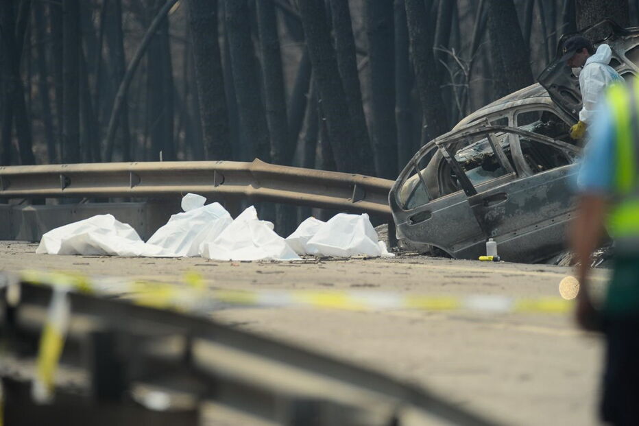 Muitos corpos foram encontrados dentro de carros. Vítimas tentavam fugir quando foram cercadas pelo fogo em Pedrógão Grande