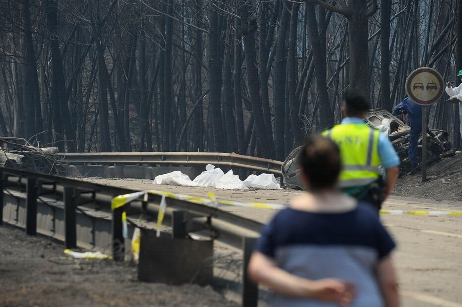 Muitos corpos foram encontrados dentro de carros. Vítimas tentavam fugir quando foram cercadas pelo fogo em Pedrógão Grande