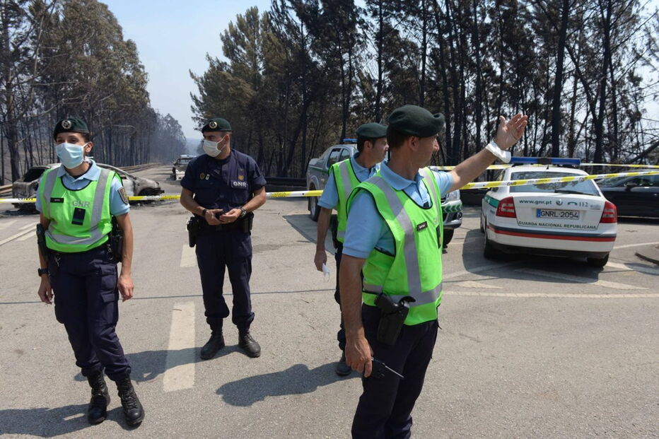 Muitos corpos foram encontrados dentro de carros. Vítimas tentavam fugir quando foram cercadas pelo fogo em Pedrógão Grande