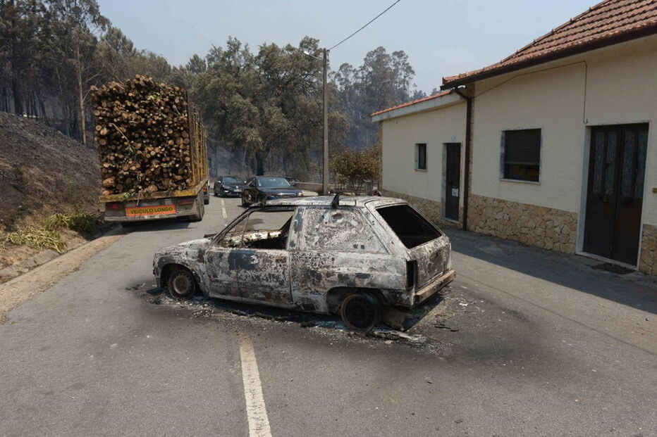 Muitos corpos foram encontrados dentro de carros. Vítimas tentavam fugir quando foram cercadas pelo fogo em Pedrógão Grande