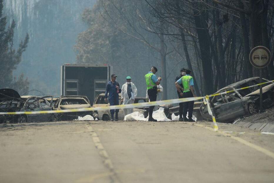 Muitos corpos foram encontrados dentro de carros. Vítimas tentavam fugir quando foram cercadas pelo fogo em Pedrógão Grande