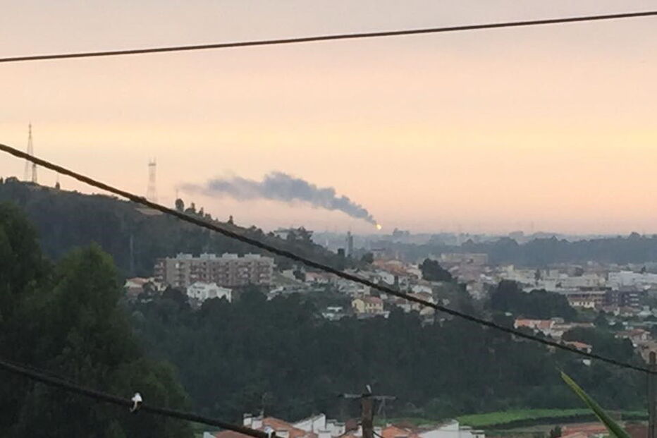 Nuvem de fumo na Petrogal em Matosinhos