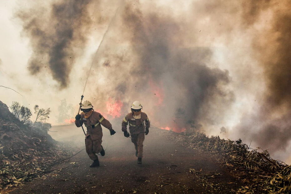 Bombeiros combatem as chamas em Pedrógão Grande
