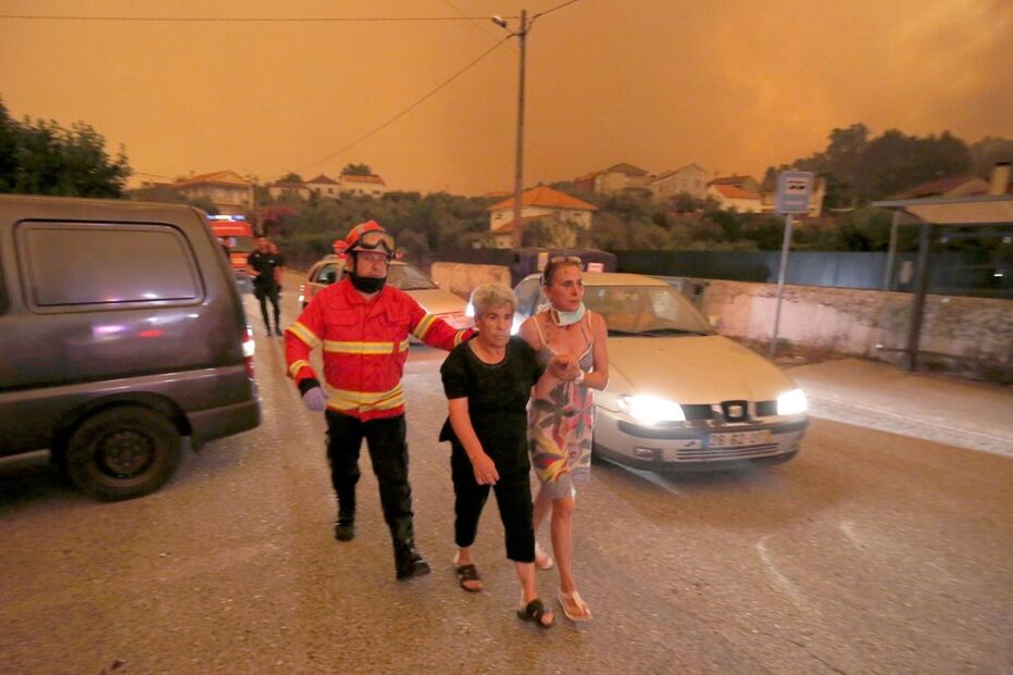 Bombeiros combatem as chamas em Pedrógão Grande