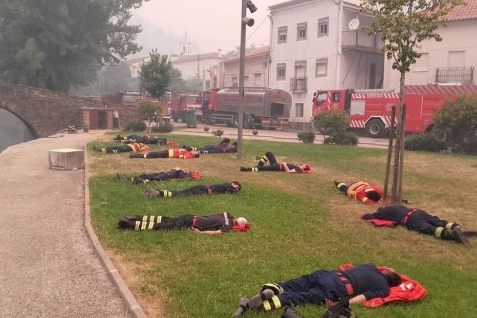 Bombeiros combatem as chamas em Pedrógão Grande
