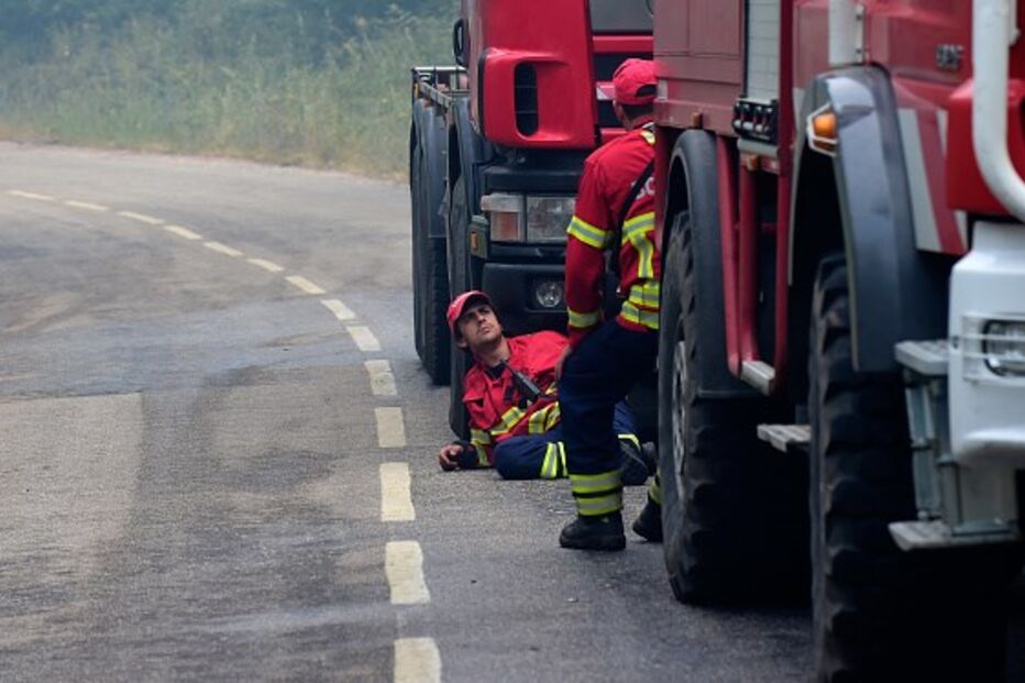 Bombeiros combatem as chamas em Pedrógão Grande