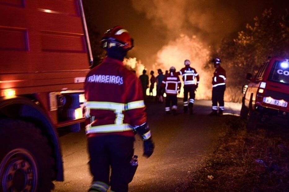 Bombeiros combatem as chamas em Pedrógão Grande