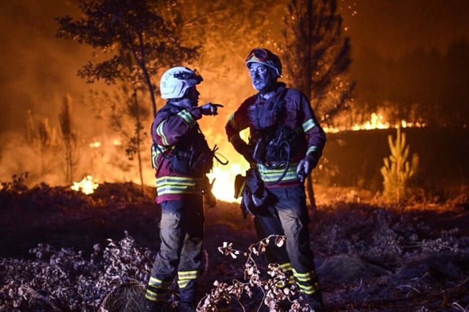 Bombeiros combatem as chamas em Pedrógão Grande