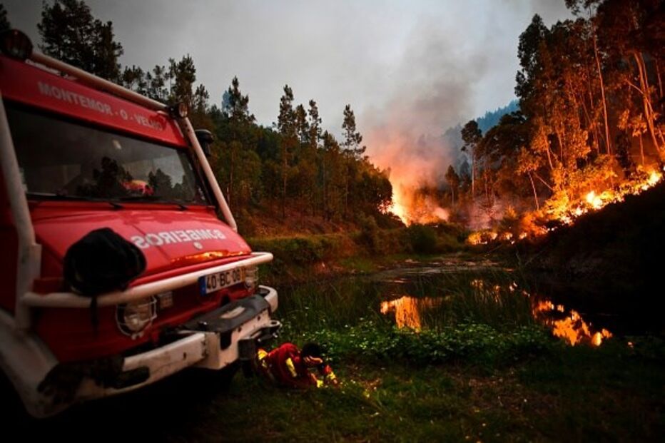 Bombeiros combatem as chamas em Pedrógão Grande