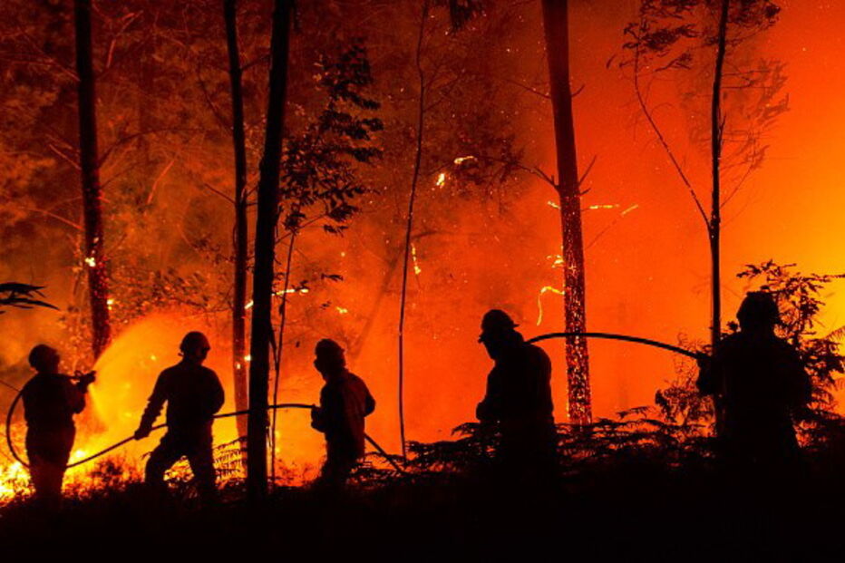 Bombeiros combatem as chamas em Pedrógão Grande