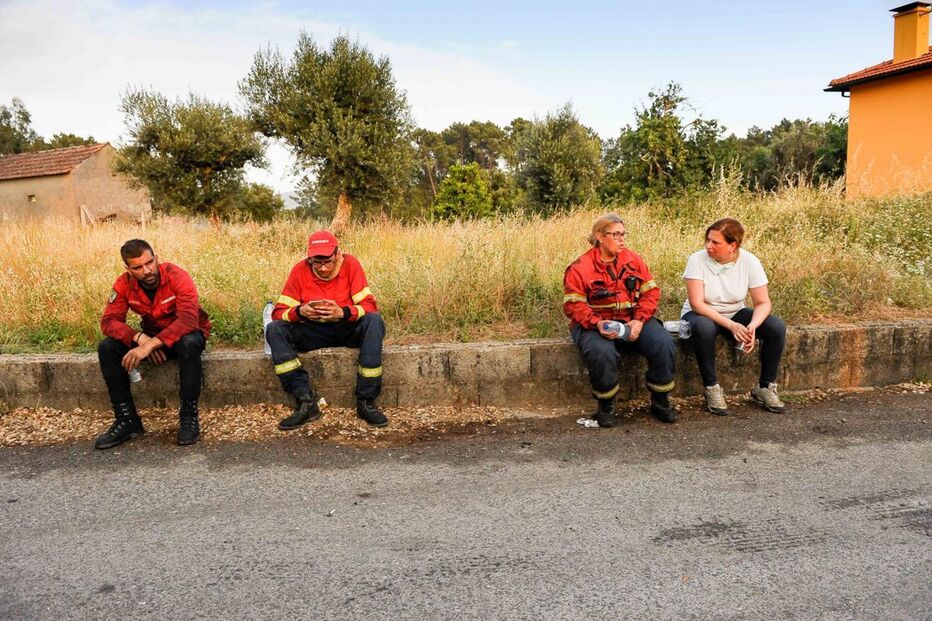 Bombeiros combatem as chamas em Pedrógão Grande