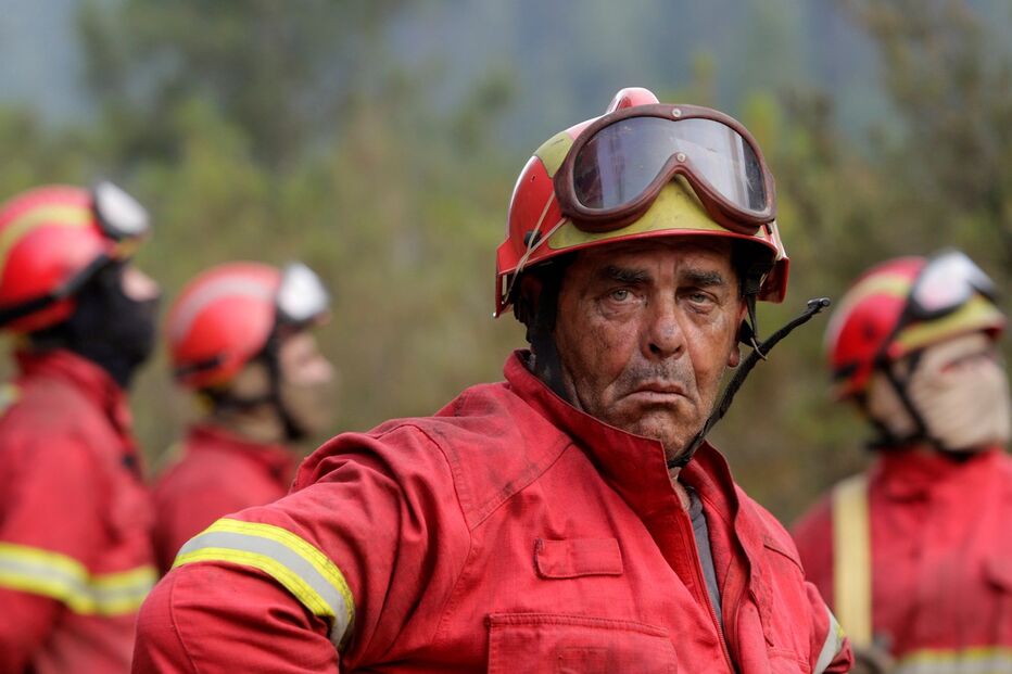 Bombeiros combatem as chamas em Pedrógão Grande
