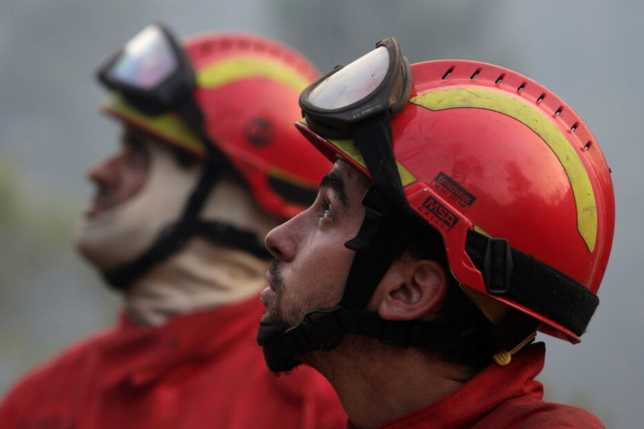 Bombeiros combatem as chamas em Pedrógão Grande