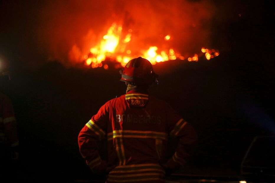 Bombeiros combatem as chamas em Pedrógão Grande