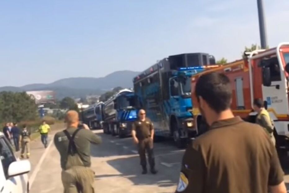 Imagens dos bombeiros galegos na fronteira com Portugal