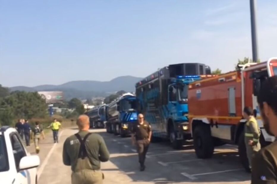 Imagens dos bombeiros galegos na fronteira com Portugal