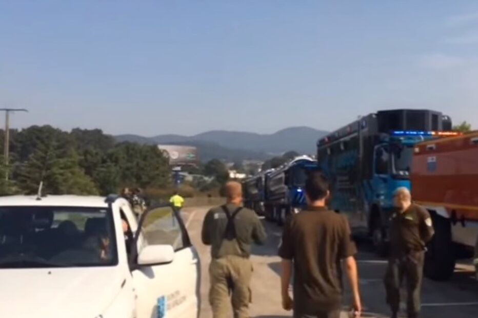 Imagens dos bombeiros galegos na fronteira com Portugal