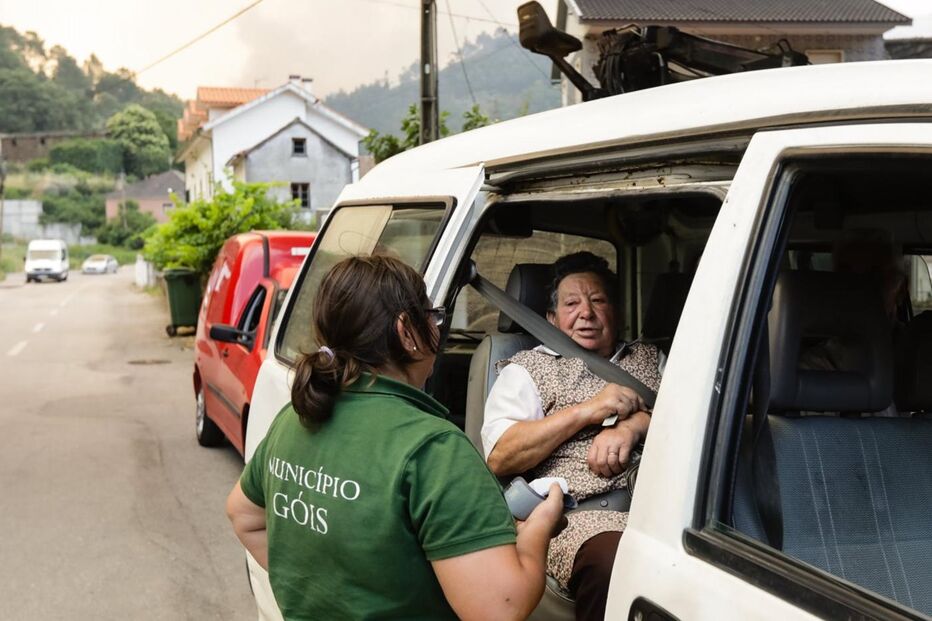 Bombeiros combatem incêndio em Góis. População recusa-se a abandonar as casas