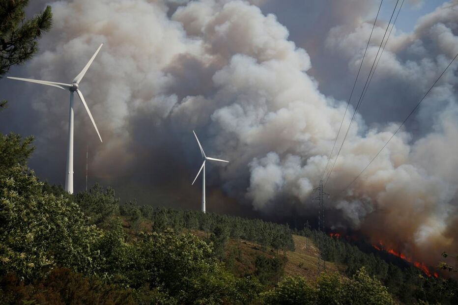 Bombeiros combatem incêndio em Góis. População recusa-se a abandonar as casas