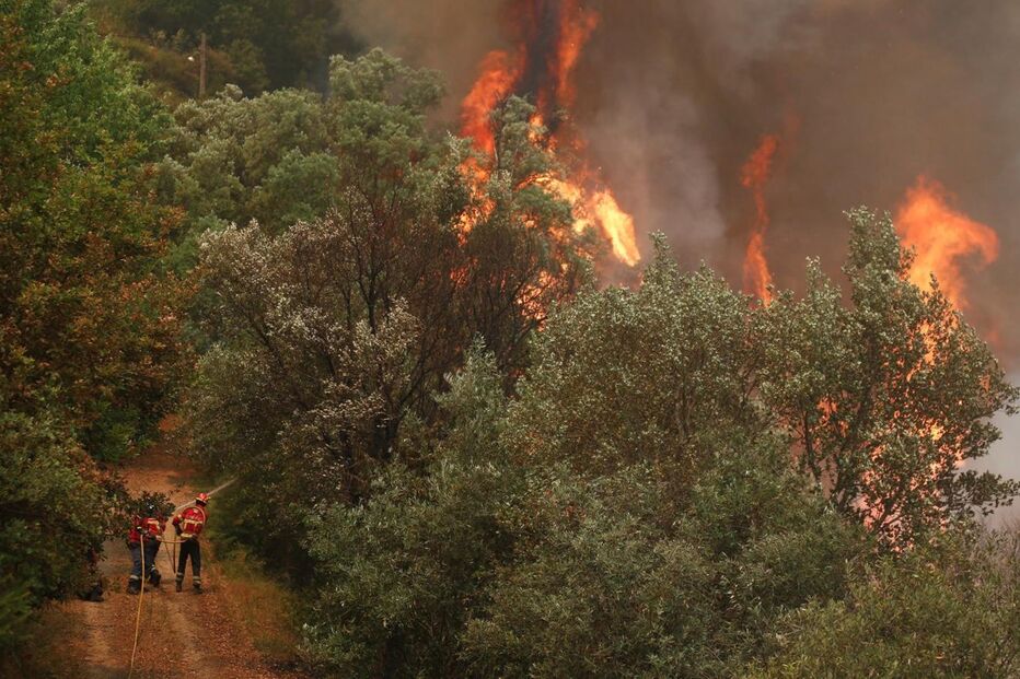 Bombeiros combatem incêndio em Góis. População recusa-se a abandonar as casas