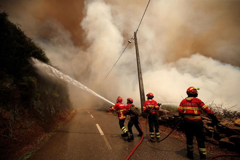 Bombeiros combatem incêndio em Góis. População recusa-se a abandonar as casas