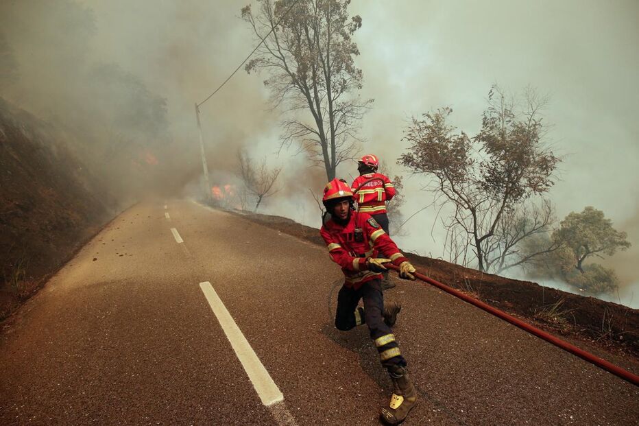 Bombeiros combatem incêndio em Góis. População recusa-se a abandonar as casas