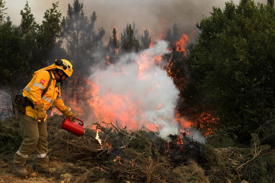 Bombeiros especialistas de Andaluzia combatem fogo com fogo
