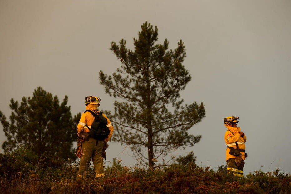 Bombeiros especialistas de Andaluzia combatem fogo com fogo