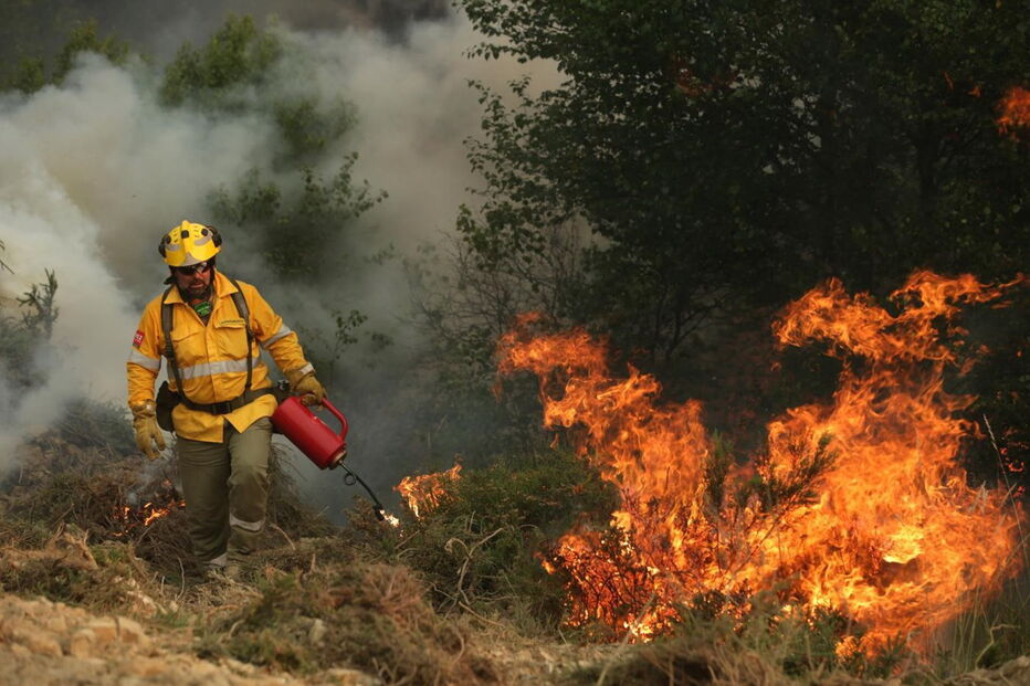 Bombeiros especialistas de Andaluzia combatem fogo com fogo