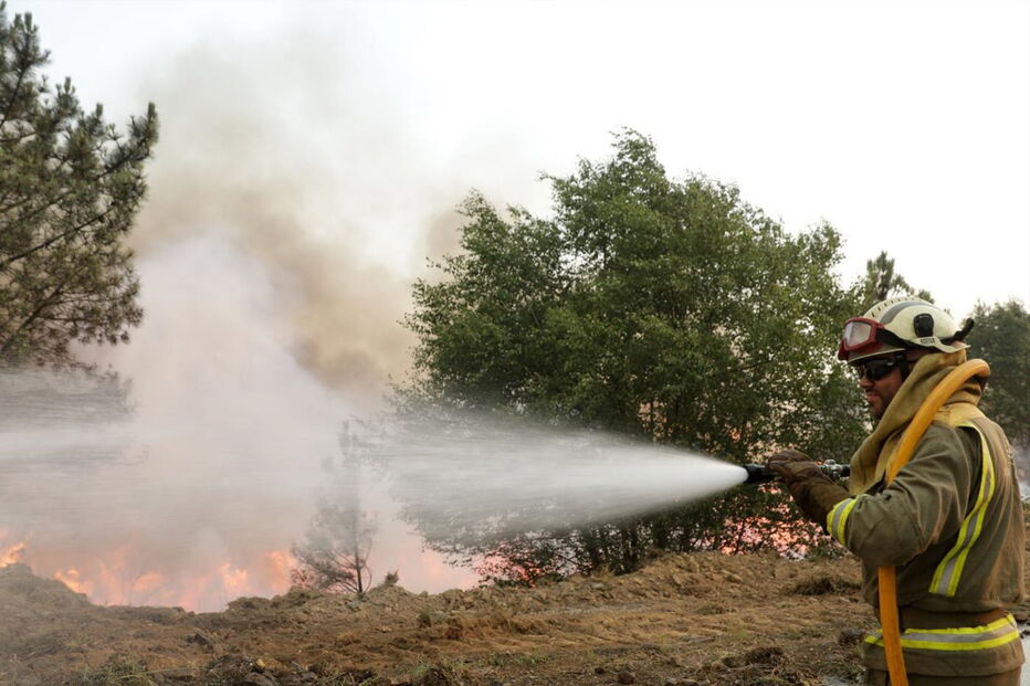 Bombeiros especialistas de Andaluzia combatem fogo com fogo