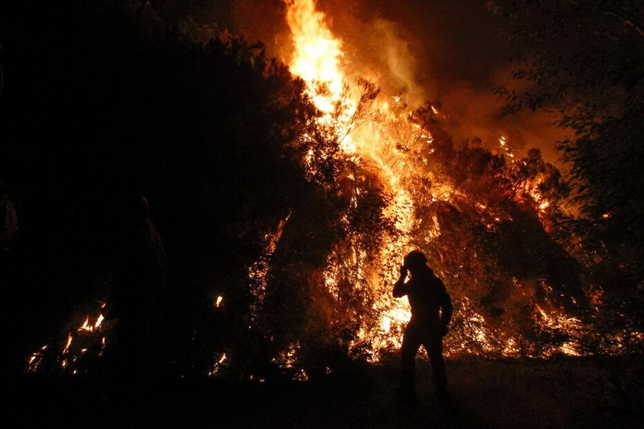 Bombeiros espanhóis ateiam fogo controlado