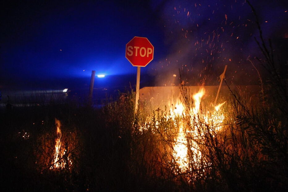 Bombeiros espanhóis ateiam fogo controlado
