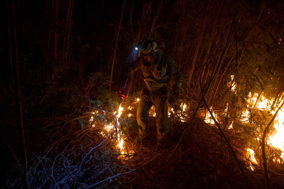 Bombeiros espanhóis ateiam fogo controlado
