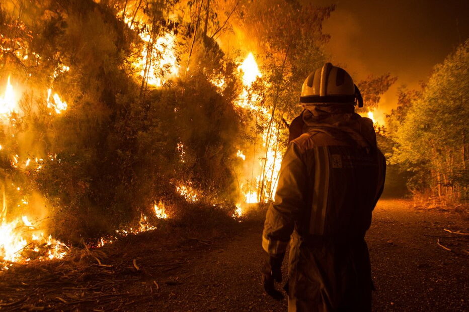 Bombeiros espanhóis ateiam fogo controlado