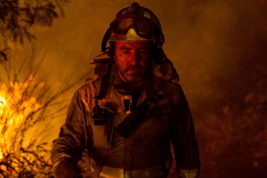 Bombeiros espanhóis ateiam fogo controlado