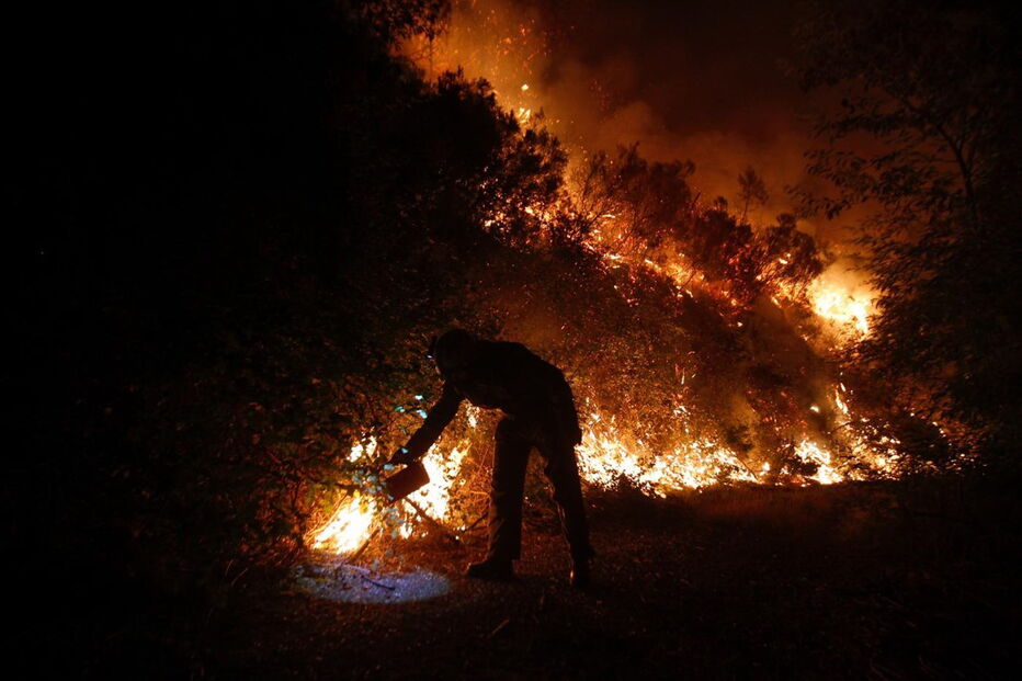 Bombeiros espanhóis ateiam fogo controlado