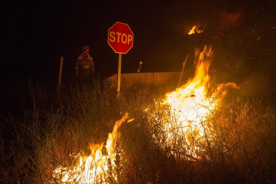 Bombeiros espanhóis ateiam fogo controlado
