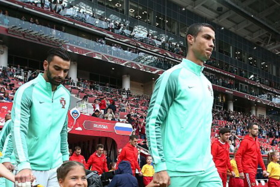Cristiano Ronaldo entra em campo de mãos dadas com menina em cadeira de rodas