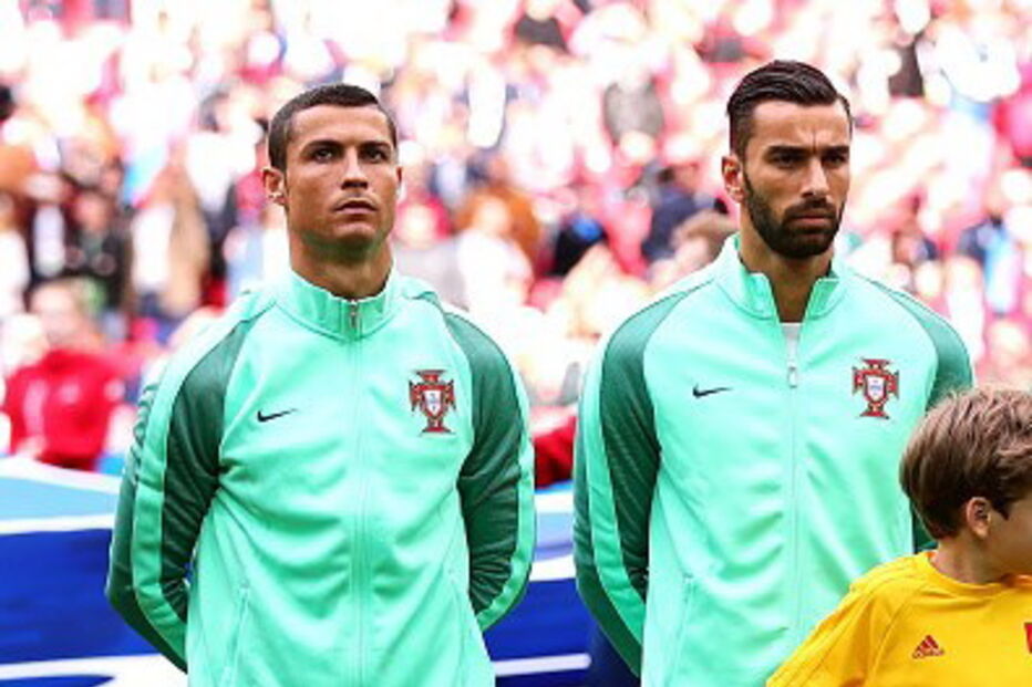 Cristiano Ronaldo entra em campo de mãos dadas com menina em cadeira de rodas