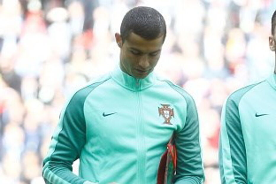 Cristiano Ronaldo entra em campo de mãos dadas com menina em cadeira de rodas